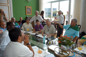 Curitiba, 20-03-2006 - Governador Roberto Requi�o durante almo�o com representantes de ONGs. Da esq. para � dir.: Edinaldo de Oliveira Filho, representante do F�rum Brasileiro de ONGs e Movimentos Sociais para o meio Ambiente e Desenvolvimento; Vanessa Tonich, do Governo do estado e int�rprete; Ochieng Ogodo, da revista Biosefety News, do K�nia; Sezifredo Paz, do Instituto Brasileiro de Defesa do Consumidor, IDEC, Eduardo Baggio, do MST, e secret�rio da Comunica��o Social, Airton Pisseti; jornalista Antonio Pietrobelli; Silvia Ribeiro e Pat Mooney da ETC Group e o governador Roberto Requi�o
Foto: Jos� Adair Gomercindo-SECS